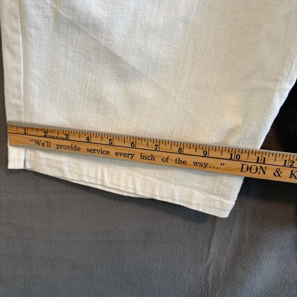 Ruby Rd. White Stretch Bermuda Shorts Size 18 - Picture 4 of 11